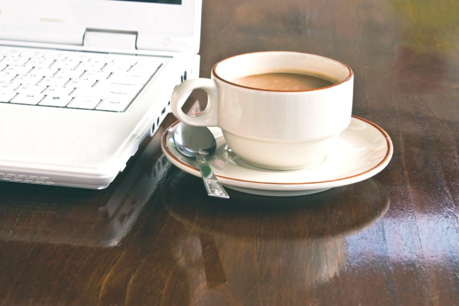 Student learning keyword research techniques from home